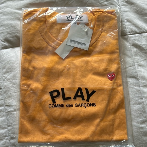 Come des garçons play small heart tshirt ‘yellow’ - Picture 1 of 3
